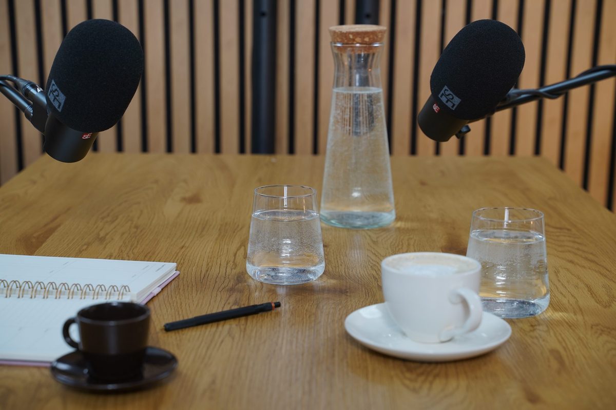 Mikrofon podcastowy w studio nagraniowym Warsztat Filmowy Przeźmierowo